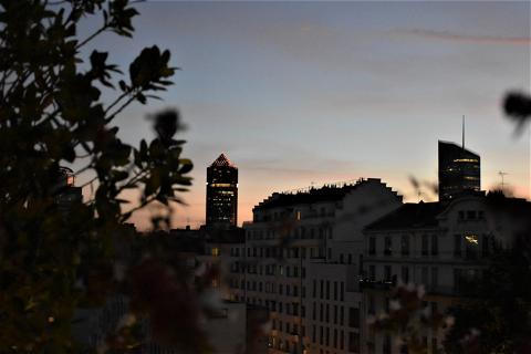 Le rooftop de la Maison Vitton est le meilleur spot du 6ème arrondissement de Lyon pour admirer le coucher de soleil 🌆

#knva #maisonvitton #lyon #lyon6 #lyoncity #sunset #sunsetlover #lyonmaville #cityview #cityscape #discoverlyon #onlylyon #travaillerautrement #séminaire #événementiel #event