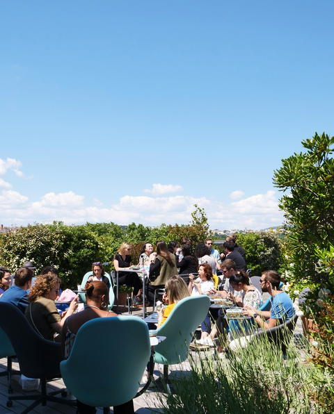 Organisez des évènements qui vous ressemblent 🔗

Votre réunion debout à l'intérieur, votre déjeuner assis dans des fauteuils à l'extérieur et des plateaux repas adaptés à votre régime alimentaire avec @lesdamestraiteurs

L'équipe Knva de la Maison a une règle d'or : c'est vous qui décidez, et nous qui vous guidons ✨
___

Il est encore possible de réserver une salle pour votre séminaire de rentrée : https://lyon.knva.fr/

#maisonvitton #séminairelyon #sallederéunionlyon #rooftoplyon
