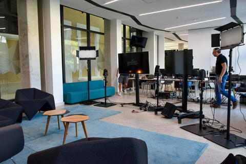 Chez @knvaevents, le mode hybride prend tout son sens ! 👇

Au-delà des événements en présentiel, nos espaces modulables se transforment en studio live pour vos événements hybrides ou 100% digitaux.

🙌 Plus qu’un simple appel vidéo, avec l'appui de prestataires techniques, nous créons des formats dynamiques et immersifs : diffusion en direct, animations digitales, mise en scène… Tout est pensé pour capter l’attention et engager vos collaborateurs ou qu'ils soient.

Découvrez nos services en ligne ➡️ https://lyon.knva.fr/

#seminaire #visio #knvaevents