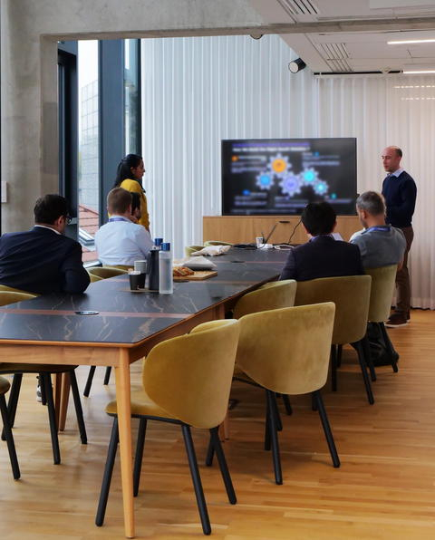 Vous organisez un séminaire composé de différents ateliers ?💡

À la Maison Vitton, vous pouvez réserver plusieurs salles pour un même événement !

Pourquoi ne pas surprendre vos participants en les conviant dans des espaces distincts, chacun dédié à une thématique spécifique ? Une belle manière d’apporter du rythme et du dynamisme à votre journée.

Pour notre client, l’Appartement Terrasse a servi de lieu central pour les moments de convivialité (plénière et cocktail-déjeunatoire), tandis que les salles de réunion accueillaient les 4 ateliers thématiques.

Un grand merci à @comoveragency pour votre confiance ✨

____

💌 Pour concevoir un événement sur mesure, contactez Marie Bailly sur hello@knva.fr 💭

#maisonvitton #séminairelyon #sallederéunionlyon #traiteurlyon #événementiel - @dealerdecook