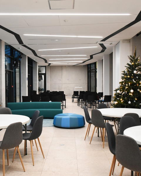 Noël s'organise ici et maintenant 🎅

Séminaire ? Réunion ? Afterwork ? Comité de direction ?

La Maison Vitton accueille tous vos événements de 2 à 350 personnes.

À l'approche de Noël, immergez vos collaborateurs ou vos clients dans une ambiance cocooning et chaleureuse à l'image des fêtes de fin d'année, pour travailler autrement ❄️

Tous les espaces sont disponibles sur notre site : https://lyon.knva.fr/

#séminairelyon #sallederéunionlyon #événementiellyon #lyon6